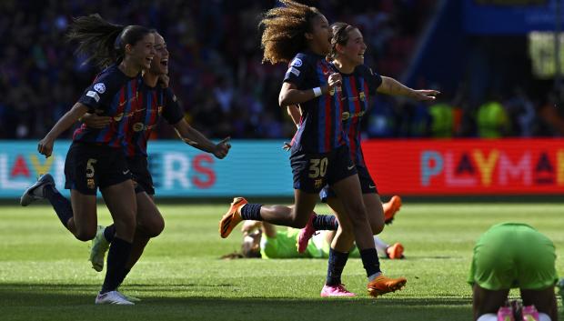 Las jugadoras del Barcelona celebran la victoria en la final de la Champions League femenina