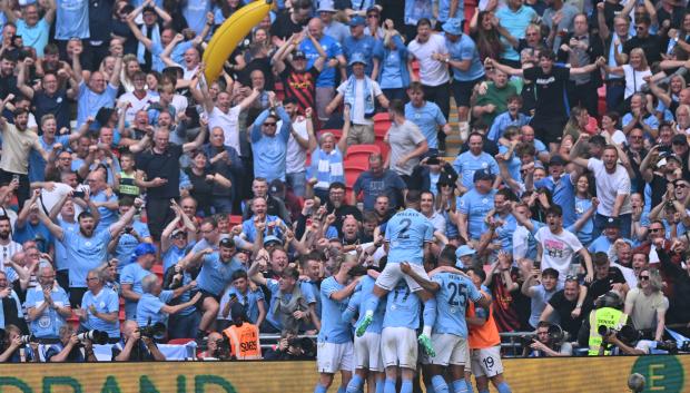 Los jugadores del Manchester City celebran un gol con su afición en Wembley
