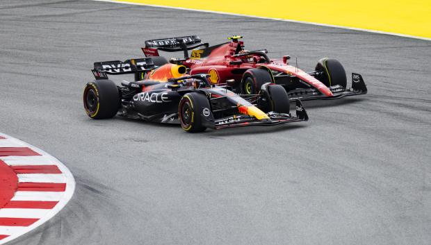 En la primera curva Sainz estuvo cerca de adelantar a Verstappen