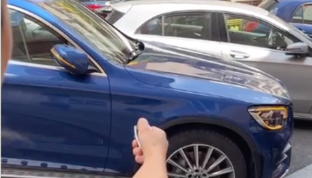 Este gesto es muy habitual al dejar aparcado el coche, pero no es suficiente