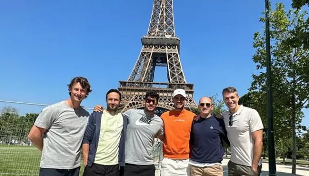 Carlos Alcaraz en París junto a su equipo