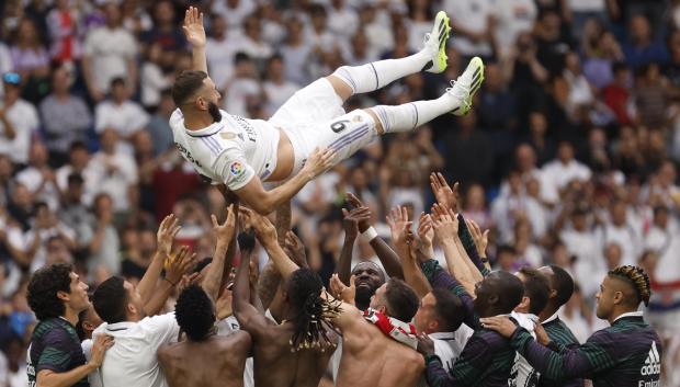 El francés se despidió del Bernabéu con un emotivo manteo por sus compañeros