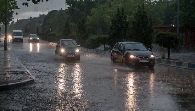 Varios coches circulan bajo la lluvia, a 29 de mayo de 2023, en Madrid