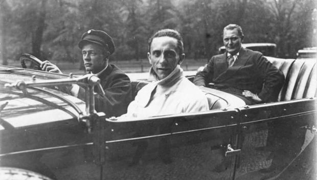 Goebbels (en primer plano) y Hermann Göring en Berlín (1930)