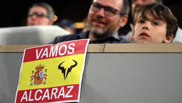 Una pancarta de apoyo a Carlos Alcaraz en la pista central de Roland Garros
