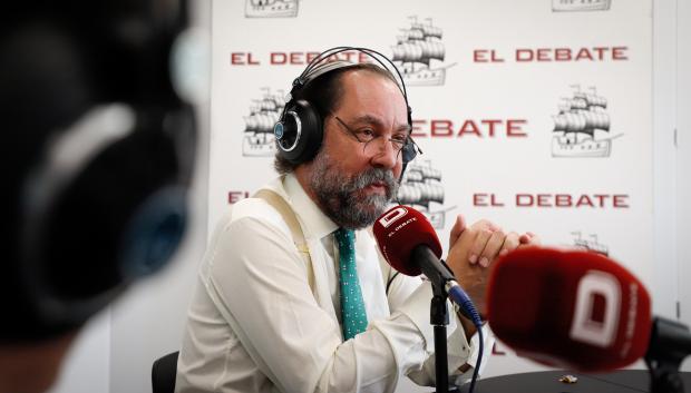 Ramón Pérez-Maura, durante la grabación del primer episodio de 'El centinela'