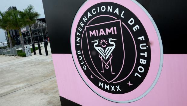 Escudo del Inter de Miami en los aledaños de su estadio