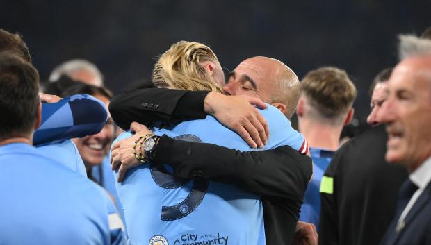 El abrazo de Pep Guardiola con Erling Haaland tras conquistar la Champions