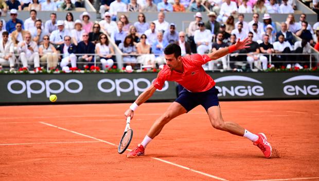 Novak Djokovic patina a por una bola en un momento de la final