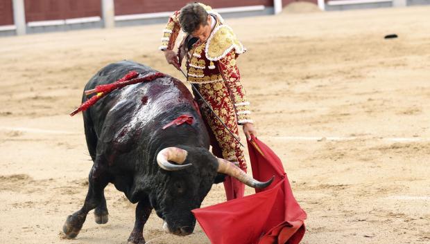 El diestro madrileño Julián López "El Juli" durante la faena a su primer toro