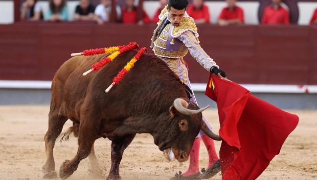El diestro extremeño Alejandro Talavante durante la faena a su segundo toro