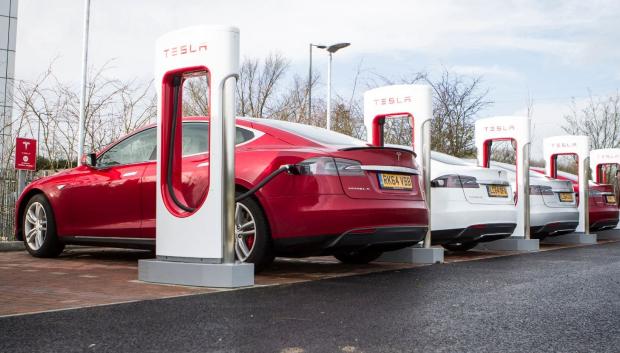 Tesla pide no recalibrar las baterías ocupando una plaza de carga
