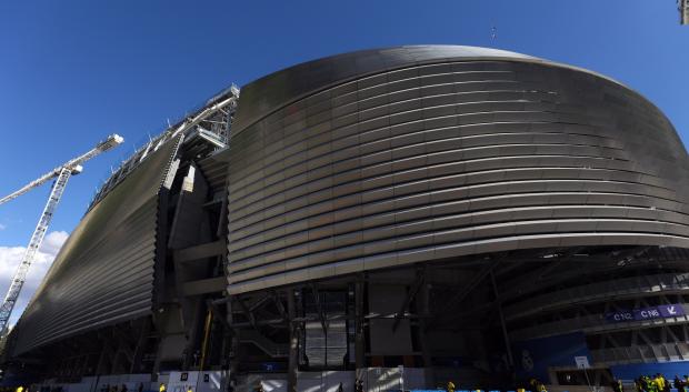 Aspecto exterior del Santiago Bernabéu, que estará totalmente acabado en diciembre