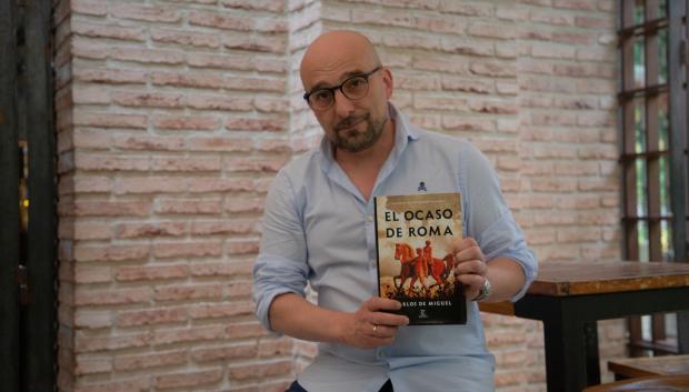 Carlos de Miguel posa junto a su libro El ocaso de Roma