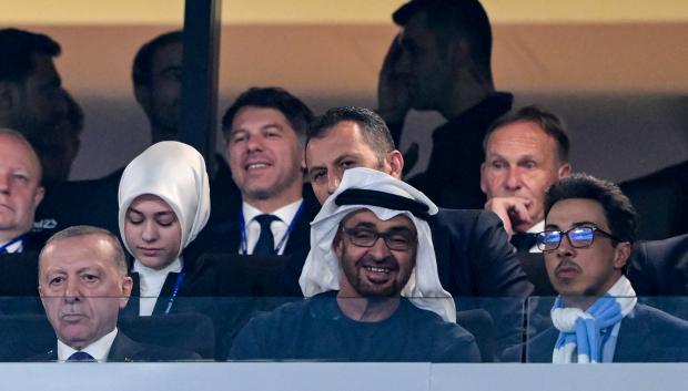 El jeque que controla el City, Mansour bin Zayed al-Nahyan (dcha), con el presidente de Emiratos Árabes, Mohamed bin Zayed al-Nahyan (centro) y Erdogan, presidente de Turquía (izqda.)