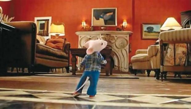 El ratón protagonista de Stuart Little con el cuadro perdido colgado en la pared
