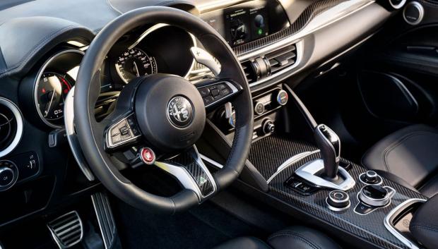 El interior del Alfa Romeo Stelvia mantiene su diseño y calidad, e incorpora nueva instrumentación digital.