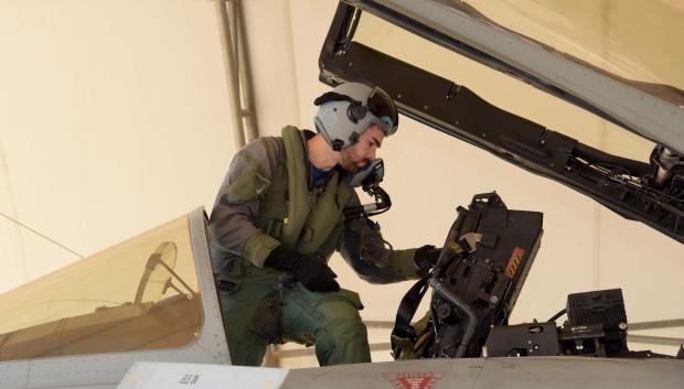 Uno de los nuevos pilotos de Eurofighter se prepara para un vuelo