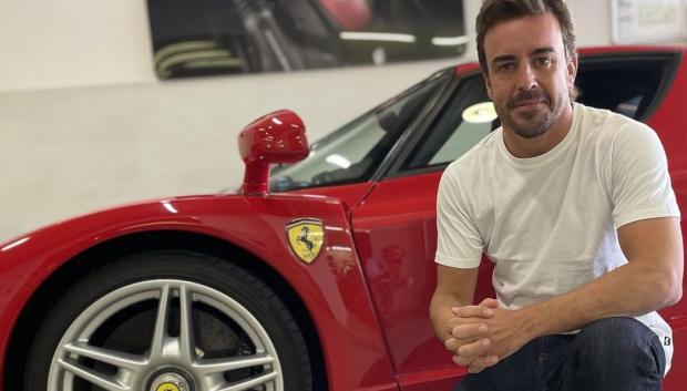 Fernando Alonso con su Ferrari Enzo