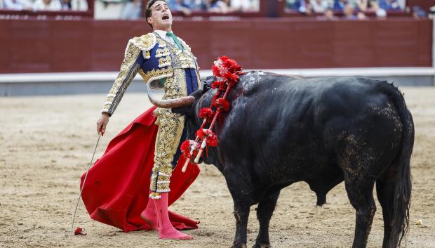 Fernando Adrián durante la faena al primero de los de su lote