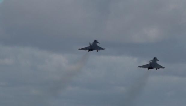 Dos Eurofighter despegan a toda velocidad en formación desde la base aérea de Albacete. Comienza su misión de entrenamiento