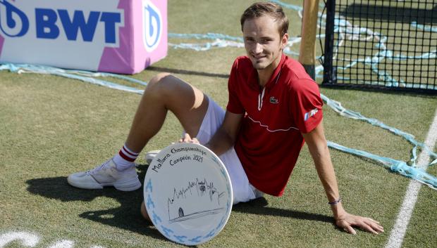 Daniil Medvedev posa con el trofeo de campeón del ATP de Mallorca de 2021