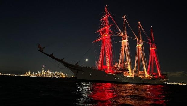 Por la noche, el buque insignia de la Armada Española se iluminó con los colores de la bandera nacional