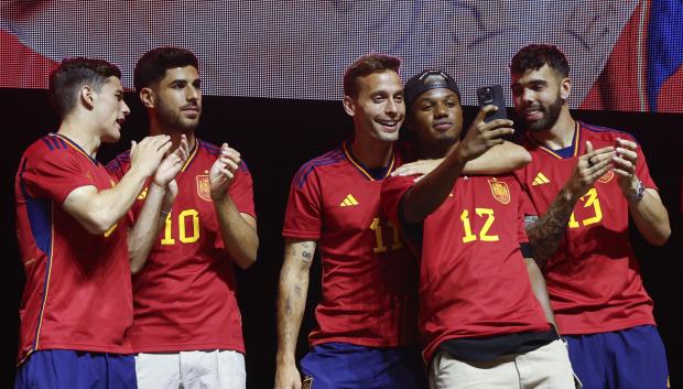 Gavi, Asensio, Canales, Ansu Fati y David Raya en la celebración