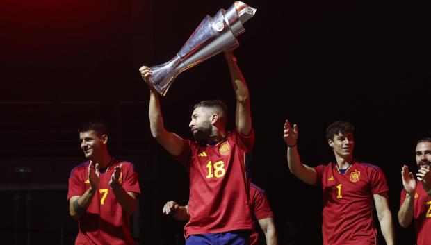 El capitán Jordi Alba, con el trofeo de la Nations League