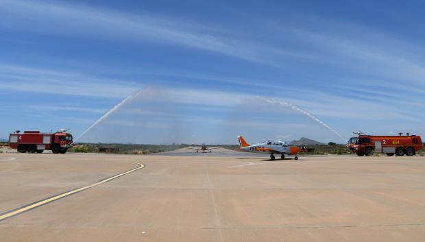El E-26 Tamiz fue despedido con el tradicional arco de agua en el aeródromo de San Javier (Murcia)