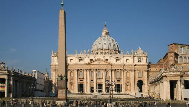 El obelisco de la plaza, frente a la fachada de la basílica de San Pedro del Vaticano