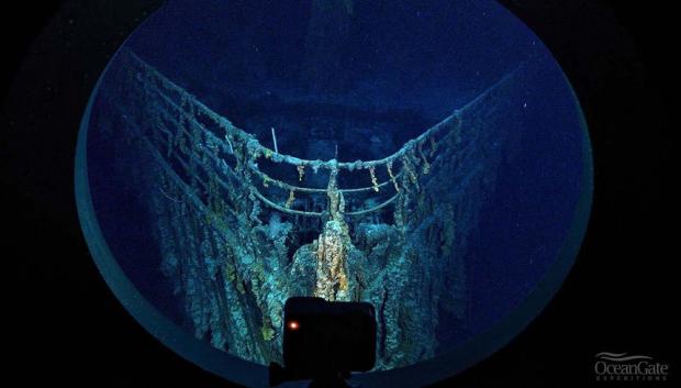 Imagen tomada desde el interior de Titan que muestra los restos del Titanic