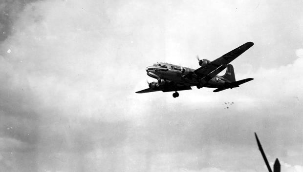 Un Douglas C-54 Skymaster arrojando caramelos sobre Berlín