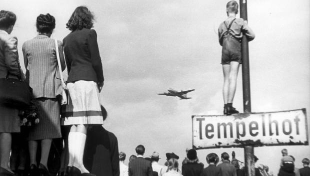 Bloqueo de Berlín: Civiles alemanes observan el aterrizaje de aviones estadounidenses en el aeropuerto de Tempelhof