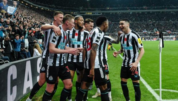 Los jugadores del Newcastle celebran un gol en St. James' Park