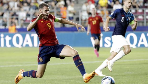 Abel Ruiz intenta cazar el balón en el partido frente a Croacia