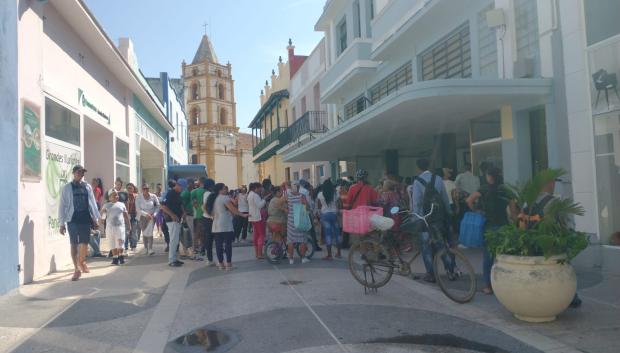 Concentración de personas haciendo fila para adquirir aceite y pollo en calidad de módulos, se vende en pesos cubanos unas pocas veces al año y es racionado