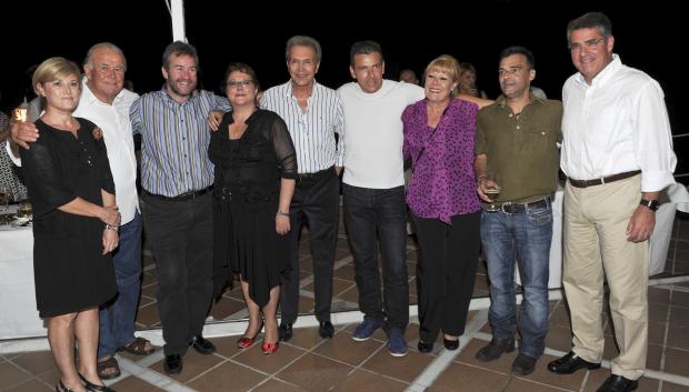 Pilar Torres, la primera por la izquierda, y Cristina Torres, la cuarta, en una foto de grupo tomada en 2011