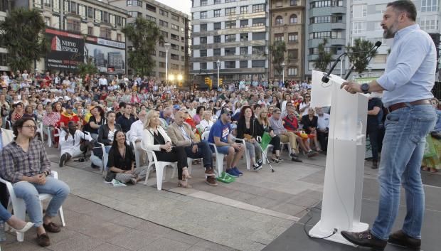 GIJÓN, 27/06/2023.- El presidente de Vox, Santiago Abascal, durante el acto de precampaña electoral celebrado este martes en los Jardines del Náutico, en Gijón. EFE/Juan González.