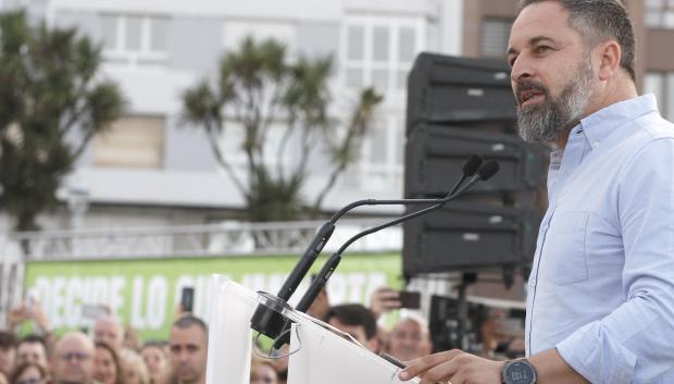 GIJÓN, 27/06/2023.- El presidente de Vox, Santiago Abascal, durante el acto de precampaña electoral celebrado este martes en los Jardines del Náutico, en Gijón. EFE/Juan González.