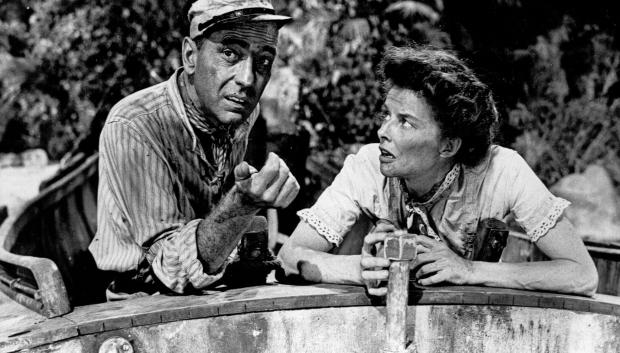 LOS ACTORES HUMPHREY BOGART Y KATHERINE HEPBURN EN LA PELICULA ''LA REINA DE AFRICA''