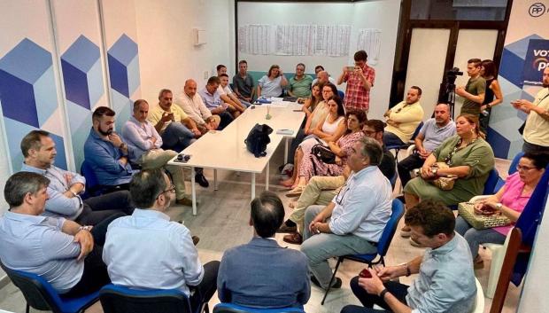 Reunión en Pozoblanco con alcaldes del PP de Los Pedroches y Guadiato junto a cargos del partido para analizar la situación del problema de agua