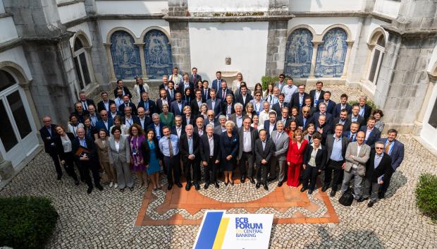 Foto de familia de la clausura del foro del BCE en Sintra (Portugal)