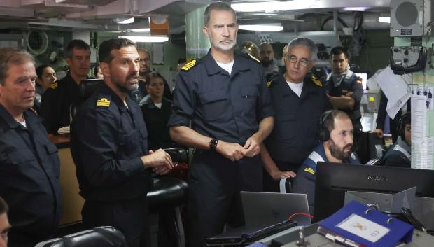 ·l Rey asiste, a bordo de la Fragata “Méndez Núñez”, al ejercicio #Sinkex23 que desarrolla la Armada al suroeste de las Islas Canarias