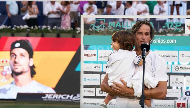 Feliciano López, con su hijo, en su despedida del tenis