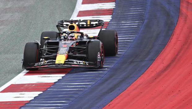Max Verstappen apurando los límites de pista en Austria