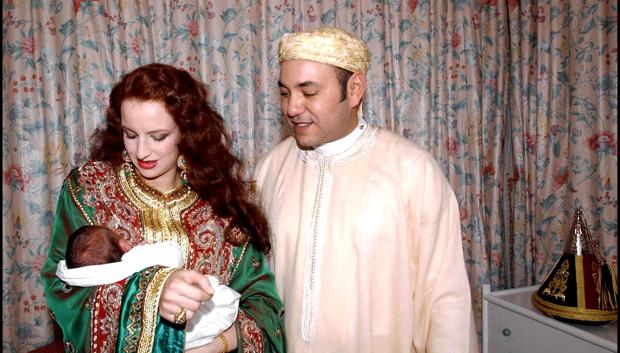 EL REY MOHAMMED VI DE MARRUECOS POSA CON SU MUJER LA PRINCESA LALLA SALMA Y SU HIJO EL PRINCIPE MOULAY HASSAN EN EL PALACIO REAL
© Palais Royal/Balkis Press /ABACA. 45680-1/KORPA *** Local Caption *** © Palais Royal/Balkis Press /ABACA. 45680-1. Rabat-Morocco. 15/05/2003. King Mohammed VI of Morrocco pose with his wife Her Royal Higness Princess Lalla Salma and their newborn Crown Prince Moulay Hassan.