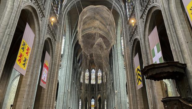 La escultura 'Invisibles', en la iglesia de Santa Valdetrudis de Mons