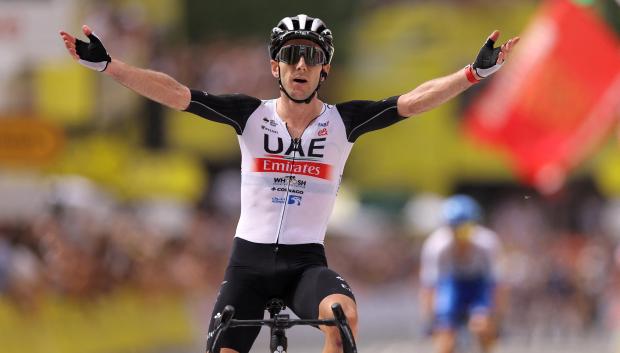 Adam Yates celebra en Bilbao la victoria en la primera etapa del Tour