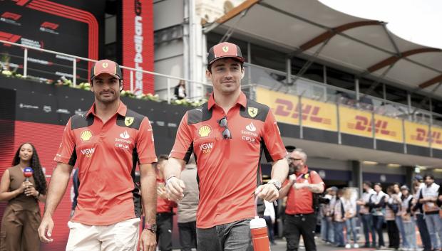 Carlos Sainz y Charles Leclerc pasean juntos por el paddock en el GP de Azerbaiyán